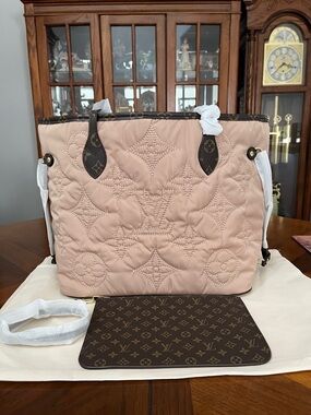 Source Unknown Cream Puffer Tote Bag with Pouch!